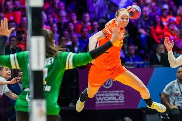 2025-12-10 Netherlands v Hungary - IHF World Women s Handball Championship ROTTERDAM, NETHERLANDS - DECEMBER 10: Dione Housheer of the Netherlands during the IHF World Women s Handball Championship match between Netherlands and Hungary at Ahoy on December 10, 2025 in Rotterdam, Netherlands. Rotterdam Ahoy Netherlands Content not available for redistribution in The Netherlands directly or indirectly through any third parties. Copyright: xHenkxSeppenx