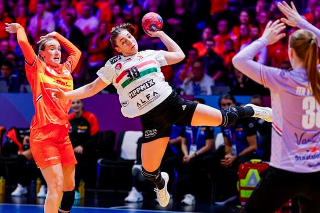 Petra Vamos of Hungary throw the ball under pressure from Nikita van der Vliet of the Netherlands and goalkeeper Yara ten Holte of the Netherlands Netherlands v Hungary, Quarter finals - 27th IHF Women s Handball World Championship, WM, Weltmeisterschaft Netherlands v Hungary, Ahoy, December 10, 2025, Rotterdam, Netherlands.