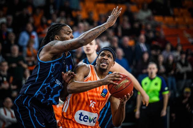 Kris Bankston Turk Telekom Ankara and Justin Simon ratiopharm ulm battle for the ball during the Basketball Eurocup match between ratiopharm ulm and Turk Telekom Ankara at ratiopharm Arena on December 10, 2025 in Neu Ulm, Germany Photo by Harry Langer DeFodi Images