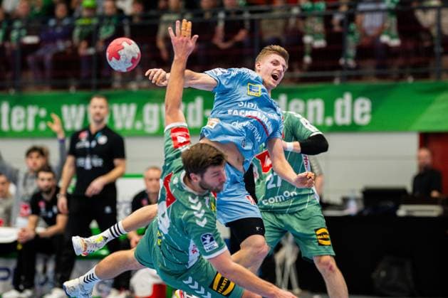 10 12 2025 Handball, 2025 2026, 1 Bundesliga, Matchday 16, GWD Minden HC Erlangen L R Malte Donker Minden , Sander Andreassen Overjordet Överjordet Erlangen , Max Staar Minden