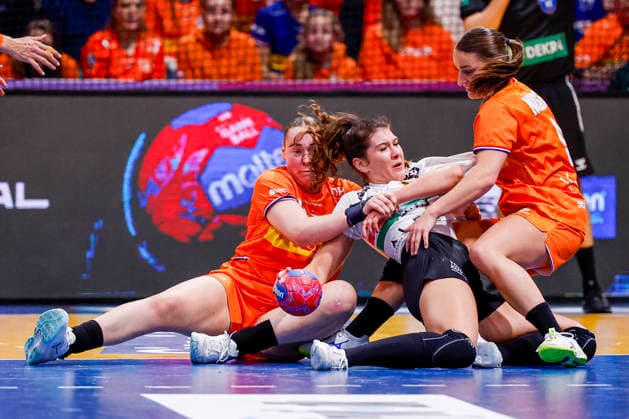 27th IHF Women s Handball World Championship, WM, Weltmeisterschaft Quarterfinals - Netherlands vs Hungary, Netherlands Petra Anita Tovizi of Hungary and Larissa Nusser of the Netherlands and Romee Maarschalkerweerd of the Netherlands fight for the ball during the 27th IHF Women s Handball World Championship Quarterfinals match between Netherlands and Hungary at the Ahoy in Rotterdam, Netherlands, December 10, 2025. Rotterdam Netherlands  Copyright: xMatrixxImagesx xMarcelxterxBalsx