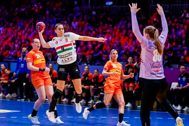 Julia Harsfalvi of Hungary throw the ball and goalkeeper Yara ten Holte of the Netherlands Netherlands v Hungary, Quarter finals - 27th IHF Women s Handball World Championship, WM, Weltmeisterschaft Netherlands v Hungary, Ahoy, December 10, 2025, Rotterdam, Netherlands.
