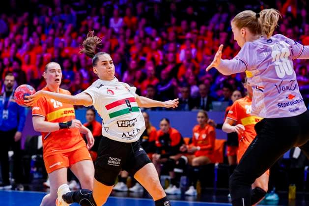 Julia Harsfalvi of Hungary throw the ball and goalkeeper Yara ten Holte of the Netherlands Netherlands v Hungary, Quarter finals - 27th IHF Women s Handball World Championship, WM, Weltmeisterschaft Netherlands v Hungary, Ahoy, December 10, 2025, Rotterdam, Netherlands.