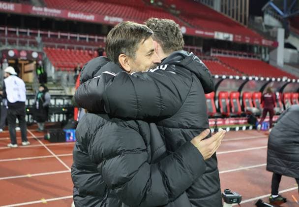10 12 2025 Soccer Season 2025 2026 1 Womens Soccer Bundesliga 11 Matchday 1 FC Nuremberg FCN Club SG Eintracht Frankfurt SGE Sportfoto Zink DaMa xdaxmax Niko Arnautis Coach Eintracht Frankfurt Thomas Oostendorp Coach 1 FC Nuremberg FCN hug each other before the start of the match
