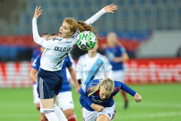Football, Women s Champions League 2025 2026 Valerenga Paris FC Oslo 20251210 Valerenga s Karina Saevik and Paris FC s CÃ lina Ould Hocine during the Women s Champions League football match between Valerenga and Paris FC at Intility Arena Photo Thomas Andersen NTB Oslo Norway EDITORIAL USE ONLY RESTRICTED USE FOR BETTING COMPANIES  Copyright: xThomasxAndersenx xNTBx