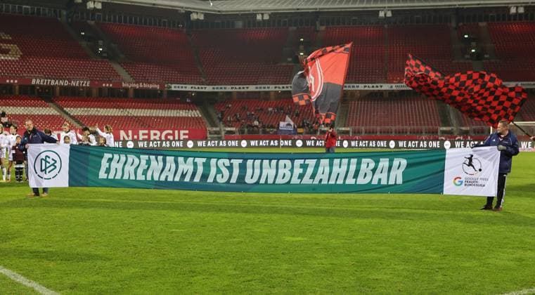 10 12 2025 Football season 2025 2026 1 Womens Football Bundesliga 11 Matchday 1 FC Nuremberg FCN Club SG Eintracht Frankfurt SGE Sportfoto Zink DaMa xdaxmax banner banner on pitch Volunteering is priceless