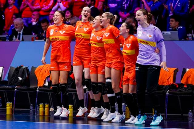 Merel Freriks of the Netherlands and Alieke van Maurik of the Netherlands and Zoe Sprengers of the Netherlands and Estavana Polman of the Netherlands and goalkeeper Rinka Duijndam of the Netherlands celebrates Netherlands v Hungary, Quarter finals - 27th IHF Women s Handball World Championship, WM, Weltmeisterschaft Netherlands v Hungary, Ahoy, December 10, 2025, Rotterdam, Netherlands.