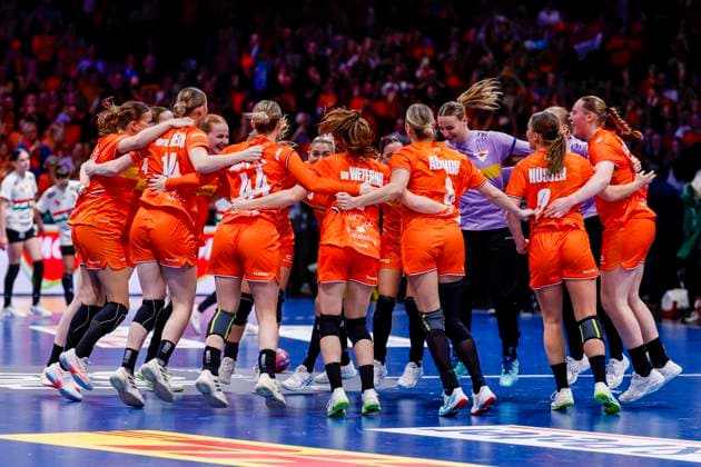 team of the Netherlands celebrates the victory Netherlands v Hungary, Quarter finals - 27th IHF Women s Handball World Championship, WM, Weltmeisterschaft Netherlands v Hungary, Ahoy, December 10, 2025, Rotterdam, Netherlands.