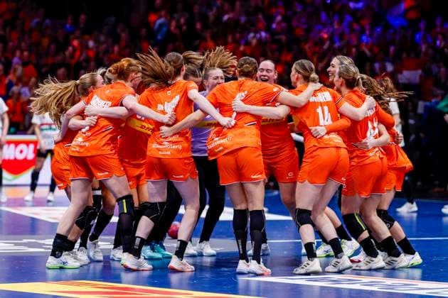 team of the Netherlands celebrates the victory Netherlands v Hungary, Quarter finals - 27th IHF Women s Handball World Championship, WM, Weltmeisterschaft Netherlands v Hungary, Ahoy, December 10, 2025, Rotterdam, Netherlands.