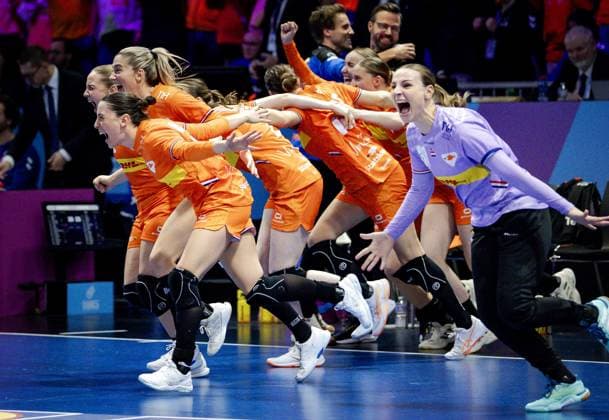 ROTTERDAM - The Dutch players after their victory in the quarterfinals of the World Handball Championship between the Netherlands and Hungary in Ahoy Rotterdam. ANP ROBIN VAN LONKHUIJSEN xVIxANPxSportx xxANPxIVx 544508910 originalFilename: 544508910.jpg