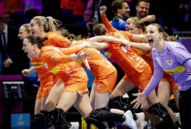 ROTTERDAM - The Dutch players after their victory in the quarterfinals of the World Handball Championship between the Netherlands and Hungary in Ahoy Rotterdam. ANP ROBIN VAN LONKHUIJSEN xVIxANPxSportx xxANPxIVx 544509154 originalFilename: 544509154.jpg