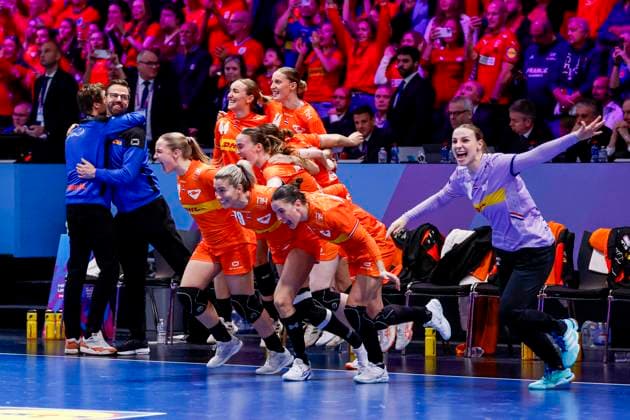 head coach Henrik Signell of the Netherlands and Nikita van der Vliet of the Netherlands and Merel Freriks of the Netherlands and Alieke van Maurik of the Netherlands and Zoe Sprengers of the Netherlands and Estavana Polman of the Netherlands and goalkeeper Rinka Duijndam of the Netherlands celebrates Netherlands v Hungary, Quarter finals - 27th IHF Women s Handball World Championship, WM, Weltmeisterschaft Netherlands v Hungary, Ahoy, December 10, 2025, Rotterdam, Netherlands.