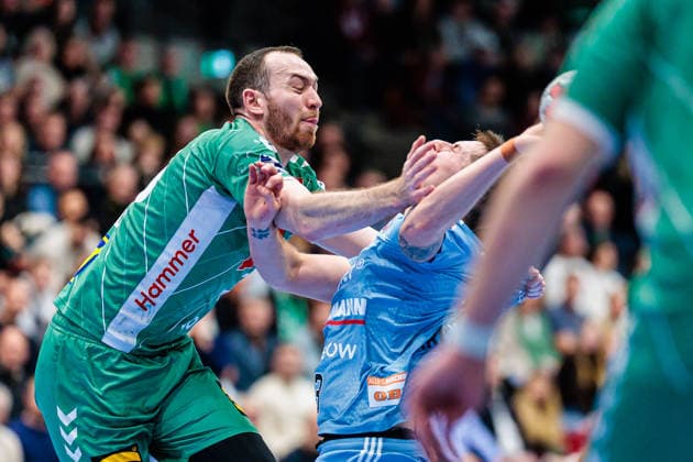 v l Alexander Weck GWD Minden, 73 , Viggo Kristjansson HC Erlangen, 73 GER, GWD Minden vs HC Erlangen, Handball, 1 Bundesliga, Matchday 16, Season 2025 2026, 10 12 2025 GER, GWD Minden vs HC Erlangen, Handball, 1 Bundesliga, Matchday 16, Season 2025 2026, 10 12 2025 Luebbecke Copyright: xEibner-Pressefoto JanxRollingerx EP_JSK