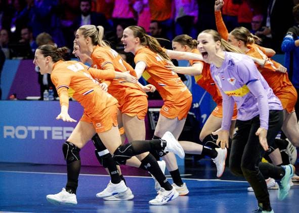 ROTTERDAM - The Dutch players after their victory in the quarterfinals of the World Handball Championship between the Netherlands and Hungary in Ahoy Rotterdam. ANP ROBIN VAN LONKHUIJSEN xVIxANPxSportx xxANPxIVx 544509348 originalFilename: 544509348.jpg
