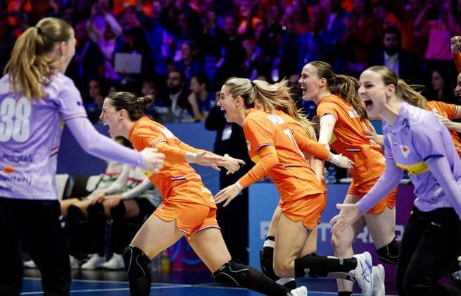 ROTTERDAM - The Dutch players after their victory in the World Handball Championship quarterfinal between the Netherlands and Hungary in Ahoy Rotterdam. ANP ROBIN VAN LONKHUIJSEN xVIxANPxSportx xxANPxIVx 544509476 originalFilename: 544509476.jpg