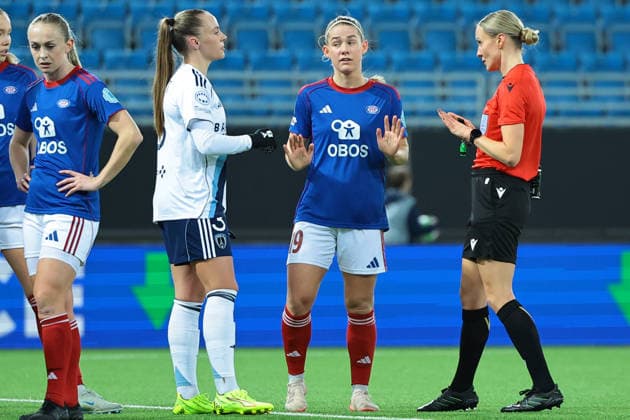 Football, Women s Champions League 2025 2026 Valerenga Paris FC Oslo 20251210 Paris FC s Lou Bogaert and Valerenga s Saedis Run Heidarsdottir are spoken to by Referee Fabienne Michel during the Women s Champions League football match between Valerenga and Paris FC at Intility Arena Photo Thomas Andersen NTB Oslo Norway EDITORIAL USE ONLY RESTRICTED USE FOR BETTING COMPANIES  Copyright: xThomasxAndersenx xNTBx