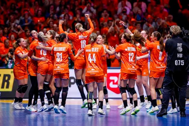 team of the Netherlands celebrates Netherlands v Hungary, Quarter finals - 27th IHF Women s Handball World Championship, WM, Weltmeisterschaft Netherlands v Hungary, Ahoy, December 10, 2025, Rotterdam, Netherlands.