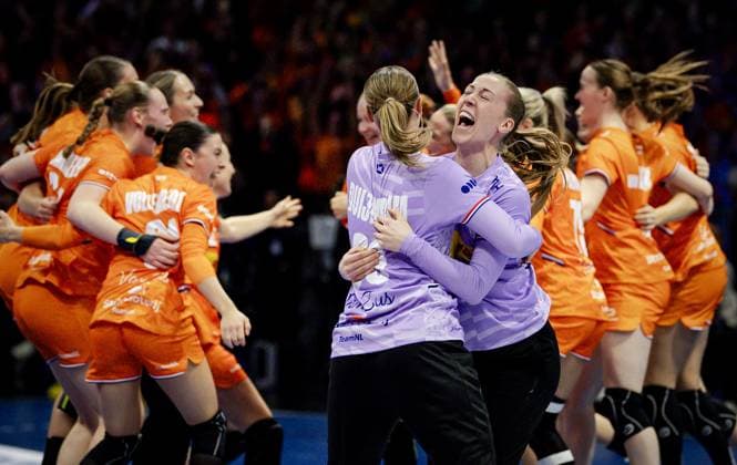 ROTTERDAM - Yara ten Holte (NED) and the Dutch players after their victory in the quarterfinals of the World Handball Championship between the Netherlands and Hungary in Ahoy Rotterdam. ANP ROBIN VAN LONKHUIJSEN xVIxANPxSportx xxANPxIVx 544509556 originalFilename: 544509556.jpg