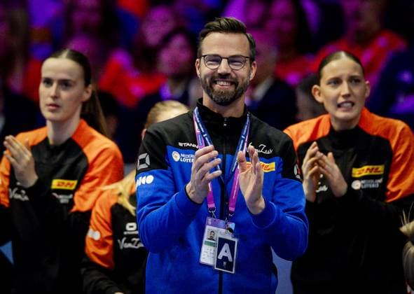 ROTTERDAM - Coach Henrik Signell (NED) and the Dutch players during the quarterfinals of the World Handball Championship between the Netherlands and Hungary in Ahoy Rotterdam. ANP ROBIN VAN LONKHUIJSEN xVIxANPxSportx xxANPxIVx 544509953 originalFilename: 544509953.jpg