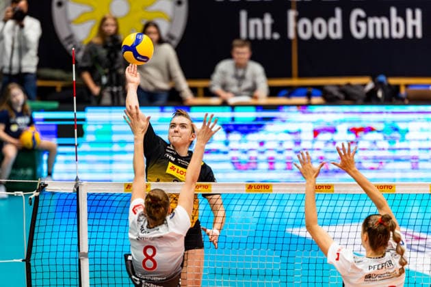 10 12 2025, GER, Volleyball, Women, Season 25 26, ZOI DVV Pokal, Semifinal, VfB 91 Suhl Lotto Thueringen Dresdner SC Monika Brancuska VfB Suhl Lotto Thueringen , Jette Kuipers Dresdner SC 98527 Suhl Sporthalle Wolfsgrube Thüringen Germany