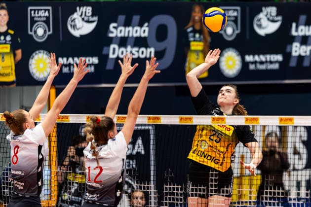 10 12 2025, GER, Volleyball, Women, Season 25 26, ZOI DVV Pokal, Semifinal, VfB 91 Suhl Lotto Thueringen Dresdner SC Monika Brancuska VfB Suhl Lotto Thueringen , Jette Kuipers Dresdner SC , Mette Marleen Pfeffer Dresdner SC 98527 Suhl Sporthalle Wolfsgrube Thüringen Germany