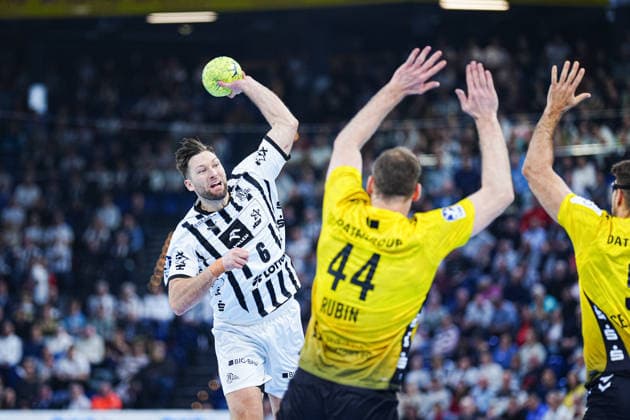Throw Goal Harald Reinkind THW Kiel, 06 GER, THW Kiel vs TVB Stuttgart, Handball, 1 Bundesliga, Matchday 16, Season 2025 2026, 10 12 2025 GER, THW Kiel vs TVB Stuttgart, Handball, 1 Bundesliga, Matchday 16, Season 2025 2026, 10 12 2025 Kiel Copyright: xEibner-Pressefoto MarcelxvonxFehrnx EP_MFN
