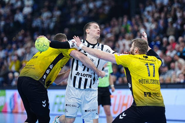 Lenny Rubin TVB Stuttgart, 44 , Elias Ellefsen a Skipagotu THW Kiel, 71 , Samuel Roethlisberger TVB Stuttgart, 17 GER, THW Kiel vs TVB Stuttgart, Handball, 1 Bundesliga, Matchday 16, Season 2025 2026, 10 12 2025 GER, THW Kiel vs TVB Stuttgart, Handball, 1 Bundesliga, Matchday 16, Season 2025 2026, 10 12 2025 Kiel Copyright: xEibner-Pressefoto MarcelxvonxFehrnx EP_MFN
