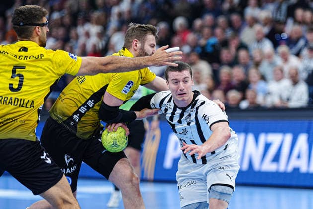 Samuel Roethlisberger TVB Stuttgart, 17 , Elias Ellefsen a Skipagotu THW Kiel, 71 GER, THW Kiel vs TVB Stuttgart, Handball, 1 Bundesliga, Matchday 16, Season 2025 2026, 10 12 2025 GER, THW Kiel vs TVB Stuttgart, Handball, 1 Bundesliga, Matchday 16, Season 2025 2026, 10 12 2025 Kiel Copyright: xEibner-Pressefoto MarcelxvonxFehrnx EP_MFN