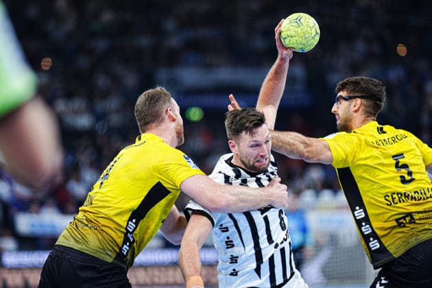 Lenny Rubin TVB Stuttgart, 44 , Harald Reinkind THW Kiel, 06 GER, THW Kiel vs TVB Stuttgart, Handball, 1 Bundesliga, Matchday 16, Season 2025 2026, 10 12 2025 GER, THW Kiel vs TVB Stuttgart, Handball, 1 Bundesliga, Matchday 16, Season 2025 2026, 10 12 2025 Kiel Copyright: xEibner-Pressefoto MarcelxvonxFehrnx EP_MFN