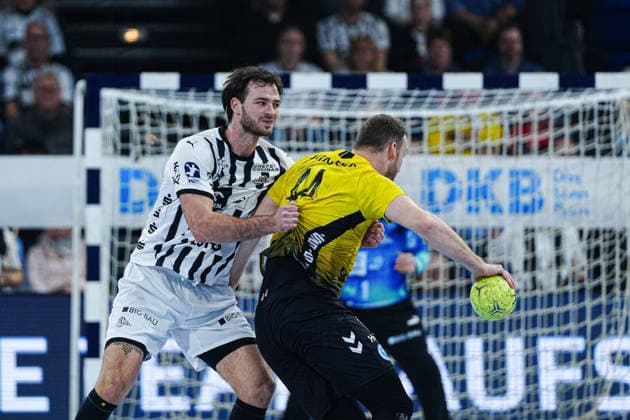 Veron Nacinovic THW Kiel, 93 , Lenny Rubin TVB Stuttgart, 44 GER, THW Kiel vs TVB Stuttgart, Handball, 1 Bundesliga, Matchday 16, Season 2025 2026, 10 12 2025 GER, THW Kiel vs TVB Stuttgart, Handball, 1 Bundesliga, Matchday 16, Season 2025 2026, 10 12 2025 Kiel Copyright: xEibner-Pressefoto MarcelxvonxFehrnx EP_MFN