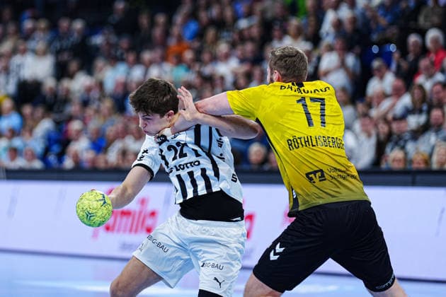 Rasmus Ankermann THW Kiel, 22 , Samuel Roethlisberger TVB Stuttgart, 17 GER, THW Kiel vs TVB Stuttgart, Handball, 1 Bundesliga, Matchday 16, Season 2025 2026, 10 12 2025 GER, THW Kiel vs TVB Stuttgart, Handball, 1 Bundesliga, Matchday 16, Season 2025 2026, 10 12 2025 Kiel Copyright: xEibner-Pressefoto MarcelxvonxFehrnx EP_MFN