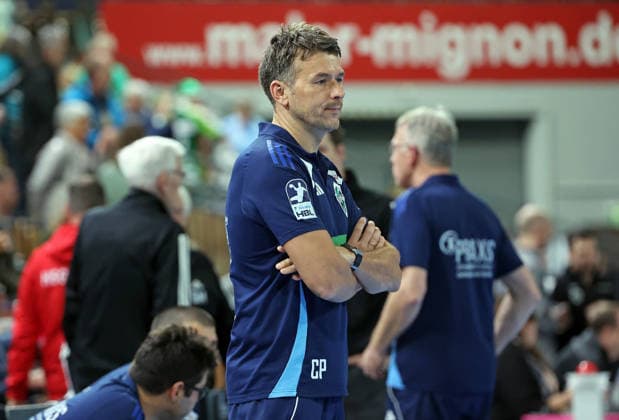 10 12 2025, xovx, Handball Daikin Handball Bundesliga, HSG Wetzlar TSV Hannover Burgdorf Coach Christian Prokop TSV Hannover Burgdorf DFL DFB REGULATIONS PROHIBIT ANY USE OF PHOTOGRAPHS as IMAGE SEQUENCES and or QUASI VIDEO Wetzlar Buderus Arena Hessen Germany EN
