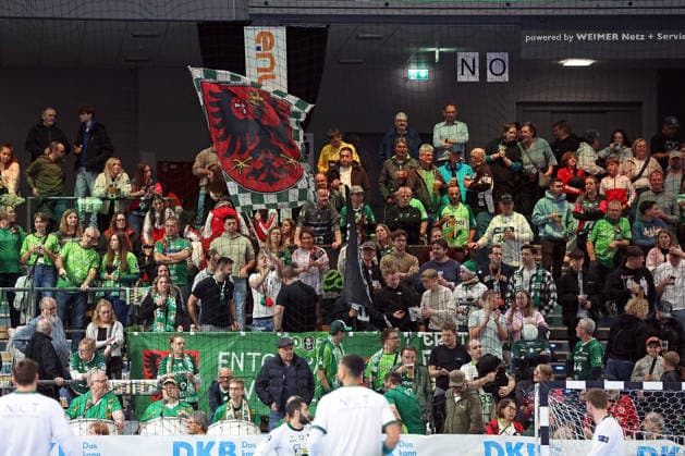10 12 2025, xovx, Handball Daikin Handball Bundesliga, HSG Wetzlar TSV Hannover Burgdorf Fans of HSG Wetzlar DFL DFB REGULATIONS PROHIBIT ANY USE OF PHOTOGRAPHS as IMAGE SEQUENCES and or QUASI VIDEO Wetzlar Buderus Arena Hessen Germany EN