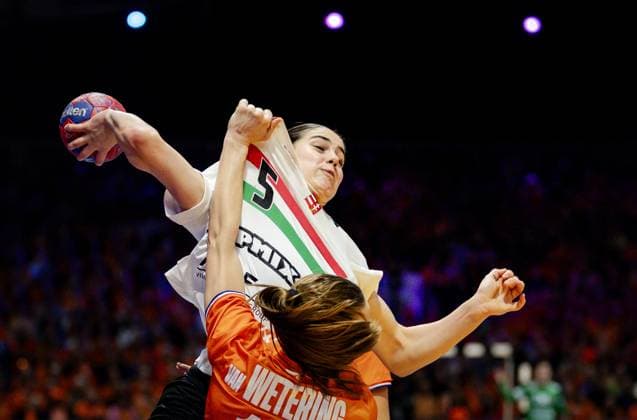 ROTTERDAM - Luca Csikos (HON) and Bo van Wetering (NED) during the quarterfinals of the World Handball Championship between the Netherlands and Hungary in Ahoy Rotterdam. ANP ROBIN VAN LONKHUIJSEN xVIxANPxSportx xxANPxIVx 544510232 originalFilename: 544510232.jpg
