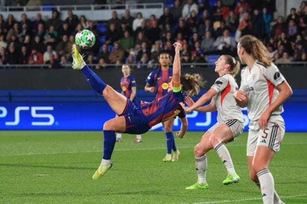 Spain - UEFA Women s Champions League - FC Barcelona, Barca vs SL Benfica - 10 12 2025 SPAIN, BARCELONA, DECEMBER 10. Alexia Putellas of FC Barcelona kicks the ball under pressure from Chandra Davidson of Benfica during the UEFA Women s Champions League match between FC Barcelona and SL Benfica, on December 10, 2025 at Estadi Johan Cruyff in Barcelona, Spain. Photo by Manuel Blondeau AOP.Press Barcelona Estadi Johan Cruyff Catalunya Spain Copyright: x ManuelxBlondeau AOP.Pressx AOP20251210-0001
