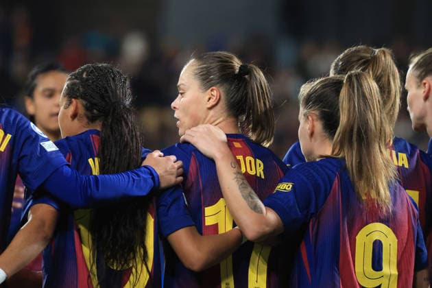 Spain - UEFA Women s Champions League - FC Barcelona, Barca vs SL Benfica - 10 12 2025 SPAIN, BARCELONA, DECEMBER 10. Ewa Pajor of FC Barcelona celebrates with her teammates after scoring her team s opening goal during the UEFA Women s Champions League match between FC Barcelona and SL Benfica, on December 10, 2025 at Estadi Johan Cruyff in Barcelona, Spain. Photo by Manuel Blondeau AOP.Press Barcelona Estadi Johan Cruyff Catalunya Spain Copyright: x ManuelxBlondeau AOP.Pressx AOP20251210-0007