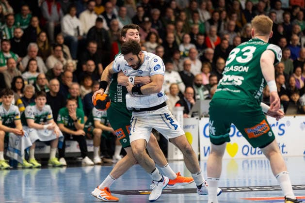 Oskar SUNNEFELDT FRISCH AUF Goeppingen, 27 , Tim SUTON TBV Lemgo Lippe, 23 GER, FRISCH AUF Goeppingen vs TBV Lemgo, Handball, Bundesliga, Matchday 16, Season 2025 2026, 10 12 2025, GER, FRISCH AUF Goeppingen vs TBV Lemgo, Handball, Bundesliga, Matchday 16, Season 2025 2026, 10 12 2025, Goeppingen Copyright: xEibnerxPressefoto OliverxSchmidtx EP_OST