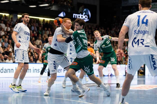 Nicolai THEILINGER TBV Lemgo Lippe, 03 , Ludvig HALLBAECK FRISCH AUF Goeppingen, 20 GER, FRISCH AUF Goeppingen vs TBV Lemgo, Handball, Bundesliga, Matchday 16, Season 2025 2026, 10 12 2025, GER, FRISCH AUF Goeppingen vs TBV Lemgo, Handball, Bundesliga, Matchday 16, Season 2025 2026, 10 12 2025, Goeppingen Copyright: xEibnerxPressefoto OliverxSchmidtx EP_OST