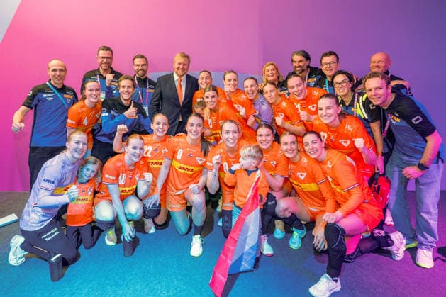 2025-12-10 Netherlands v Hungary - IHF World Women s Handball Championship ROTTERDAM, NETHERLANDS - DECEMBER 10: Dutch King Willem-Alexander and Team Netherlands during the IHF World Women s Handball Championship match between Netherlands and Hungary at Ahoy on December 10, 2025 in Rotterdam, Netherlands. Rotterdam Ahoy Netherlands Content not available for redistribution in The Netherlands directly or indirectly through any third parties. Copyright: xHenkxSeppenx