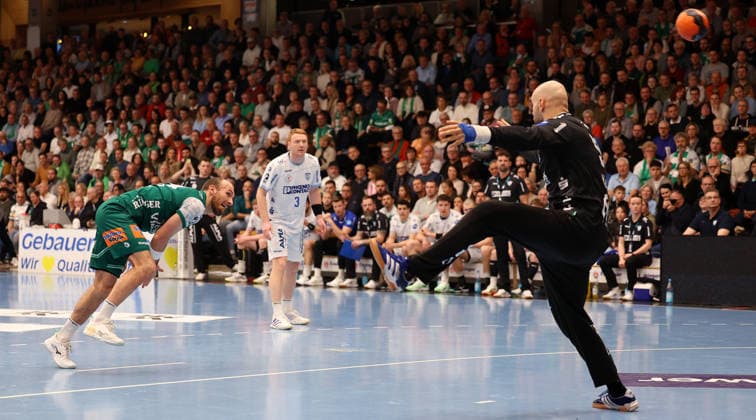 BAU 10 12 2025 Göppingen Handball Frisch Auf Göppingen vs TBV Lemgo Lippe, f l Marcel Schiller Göppingen , Constantin Möstl Lemgo