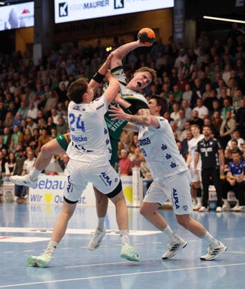 BAU 10 12 2025 Göppingen Handball Frisch Auf Göppingen vs TBV Lemgo Lippe, f l Joel Willecke Lemgo , Victor Klöve Göppingen , Frederik Simak Lemgo