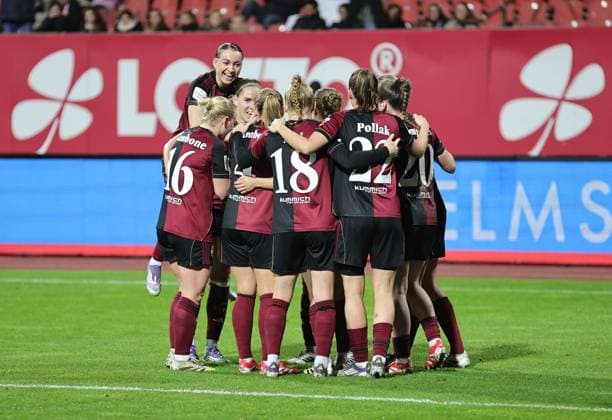 10 12 2025 Soccer Season 2025 2026 1 Womens Soccer Bundesliga 11 Matchday 1 FC Nuremberg FCN Club SG Eintracht Frankfurt SGE Sportfoto Zink DaMa xdaxmax Jubel Freude Torjubel nach Tor zum 2 0 Beatrix Fördös Foerdoes 27, 1 FC Nuremberg FCN und Mannschaft Team jubiliert freue sich Torschütze Beatrix Fördös Foerdoes 27, 1 FC Nuremberg FCN