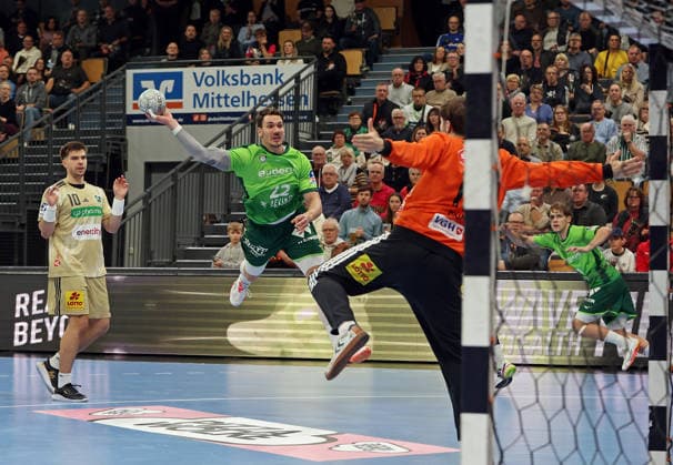10 12 2025, xovx, Handball Daikin Handball Bundesliga, HSG Wetzlar TSV Hannover Burgdorf v l Renars Uscins TSV Hannover Burgdorf , Jona Schoch HSG Wetzlar , Simon Gade TSV Hannover Burgdorf , Lion Zacharias HSG Wetzlar DFL DFB REGULATIONS PROHIBIT ANY USE OF PHOTOGRAPHS as IMAGE SEQUENCES and or QUASI VIDEO Wetzlar Buderus Arena Hessen Germany EN