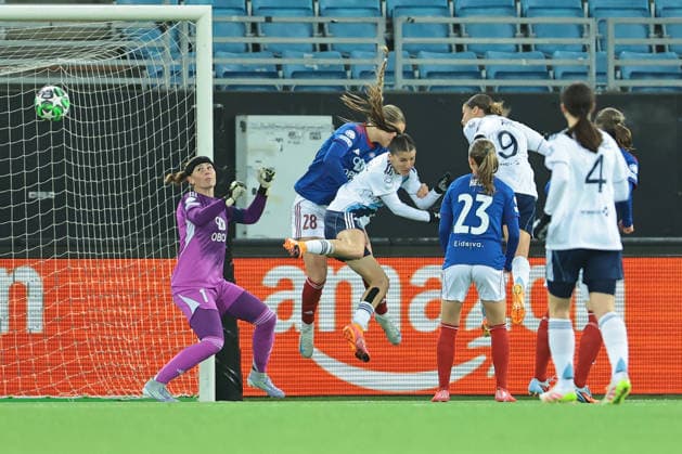 Football, Women s Champions League 2025 2026 Valerenga Paris FC Oslo 20251210 Valerenga s Arna Eiriksdottir in a duel during the Women s Champions League football match between Valerenga and Paris FC at Intility Arena Photo Thomas Andersen NTB Oslo Norway EDITORIAL USE ONLY RESTRICTED USE FOR BETTING COMPANIES  Copyright: xThomasxAndersenx xNTBx