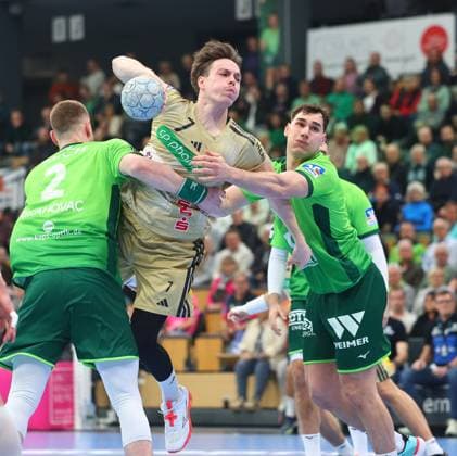 Leif Tissier Hannover Burgdorf in a duel with Nikola Grahovac Wetzlar, left and Josip Simic Wetzlar HSG Wetzlar vs TSV Hannover Burgdorf, Handball, 1 Bundesliga, 10 12 2025 HSG Wetzlar vs TSV Hannover Burgdorf, Handball, 1 Bundesliga, 10 12 2025 Wetzlar Copyright: xEibner-Pressefotox EP_RWS