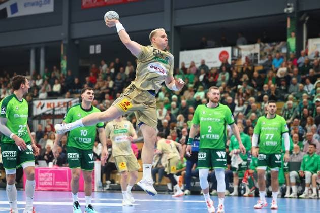 Goal throw by Justus Fischer Hannover Burgdorf HSG Wetzlar vs TSV Hannover Burgdorf, Handball, 1 Bundesliga, 10 12 2025 HSG Wetzlar vs TSV Hannover Burgdorf, Handball, 1 Bundesliga, 10 12 2025 Wetzlar Copyright: xEibner-Pressefotox EP_RWS