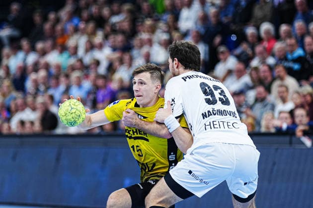 Simone Mengon TVB Stuttgart, 15 , Veron Nacinovic THW Kiel, 93 GER, THW Kiel vs TVB Stuttgart, Handball, 1 Bundesliga, Matchday 16, Season 2025 2026, 10 12 2025 GER, THW Kiel vs TVB Stuttgart, Handball, 1 Bundesliga, Matchday 16, Season 2025 2026, 10 12 2025 Kiel Copyright: xEibner-Pressefoto MarcelxvonxFehrnx EP_MFN
