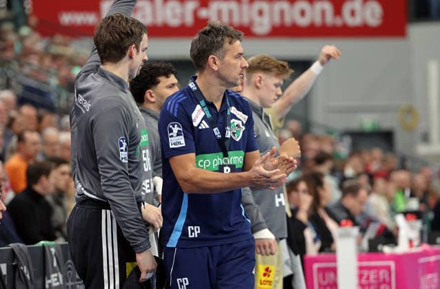 10 12 2025, xovx, Handball Daikin Handball Bundesliga, HSG Wetzlar TSV Hannover Burgdorf Coach Christian Prokop TSV Hannover Burgdorf DFL DFB REGULATIONS PROHIBIT ANY USE OF PHOTOGRAPHS as IMAGE SEQUENCES and or QUASI VIDEO Wetzlar Buderus Arena Hessen Germany EN