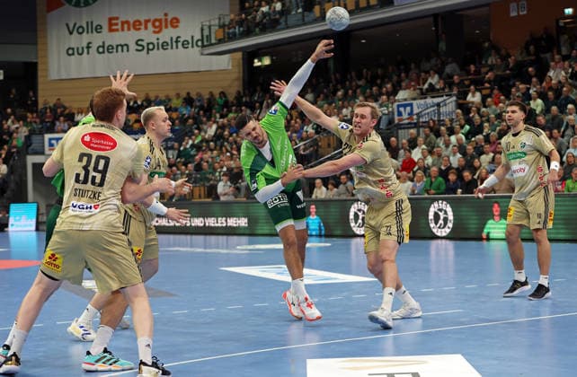10 12 2025, xovx, Handball Daikin Handball Bundesliga, HSG Wetzlar TSV Hannover Burgdorf v l Lukas Stutzke TSV Hannover Burgdorf , Justus Fischer TSV Hannover Burgdorf , Stefan Cavor HSG Wetzlar , Marian Michalczik TSV Hannover Burgdorf , Renars Uscins TSV Hannover Burgdorf DFL DFB REGULATIONS PROHIBIT ANY USE OF PHOTOGRAPHS as IMAGE SEQUENCES and or QUASI VIDEO Wetzlar Buderus Arena Hessen Deutschland DE