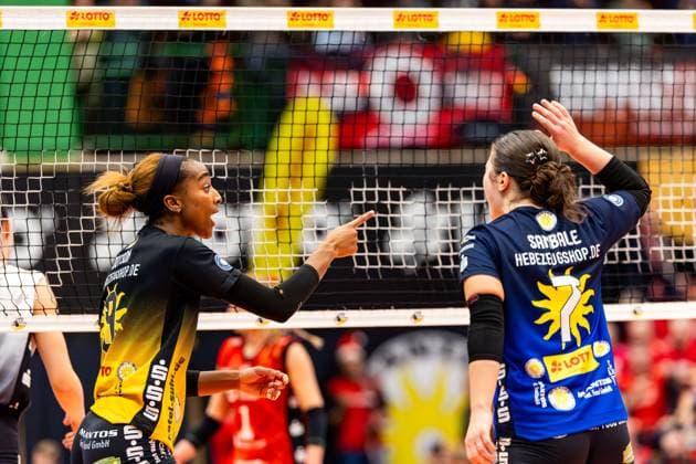 10 12 2025, GER, Volleyball, Women, Season 25 26, ZOI DVV Pokal, Semifinal, VfB 91 Suhl Lotto Thueringen Dresdner SC Sanaa Dotson VfB Suhl Lotto Thueringen , Emma Sambale VfB Suhl Lotto Thueringen 98527 Suhl Sporthalle Wolfsgrube Thüringen Germany